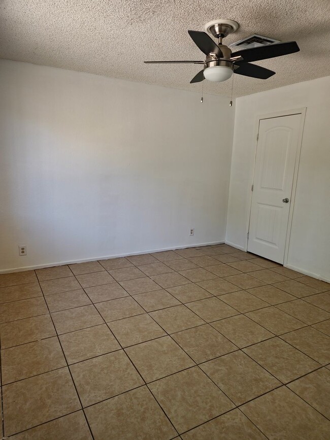 Building Photo - 3 bedroom/2 bath home for Rent