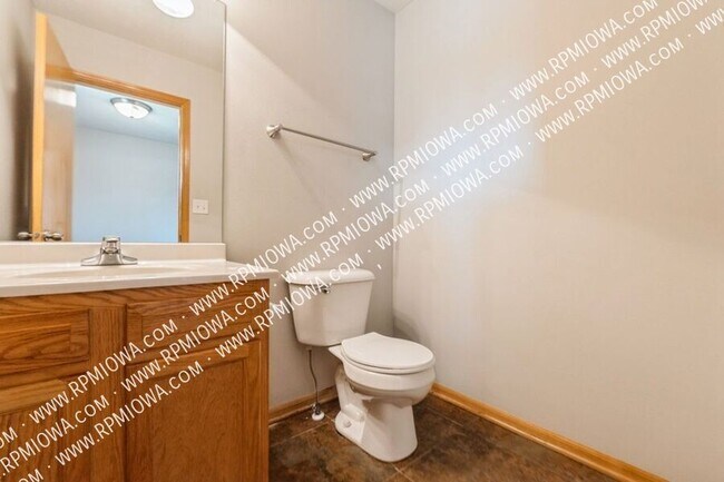 Building Photo - 440 SE Sagewood Cir