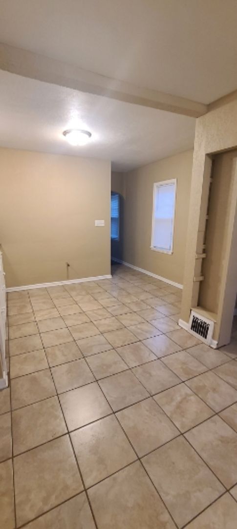 Building Photo - Charming 2 bedroom single family home near Lincoln Park