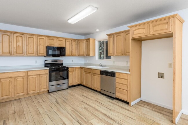 Building Photo - Beautiful, remodeled & spacious 3-bed 2-bath home in Grizzly Flats