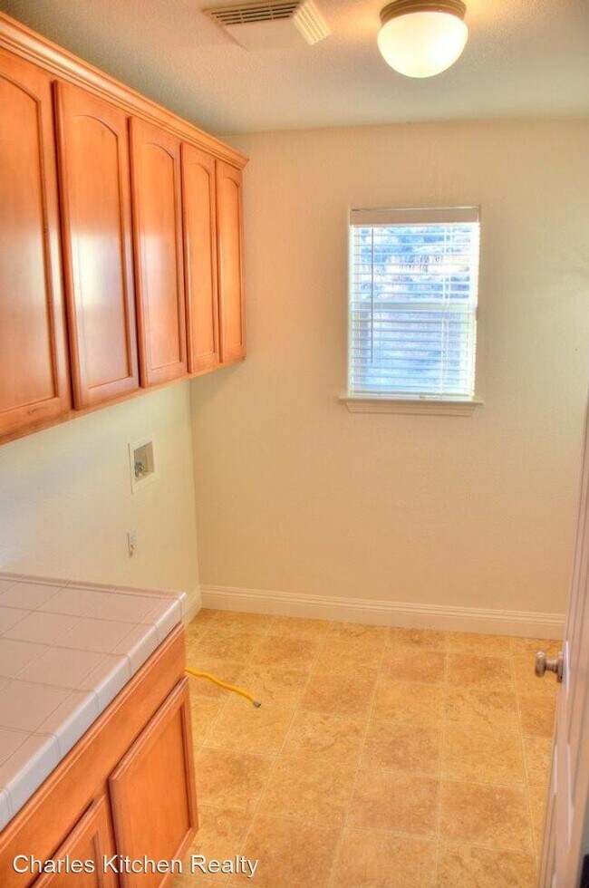 Building Photo - 4 br, 4.5 bath House - 1361 Thompson Street