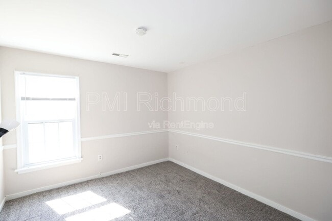 Building Photo - 6004 Manor Park Terrace