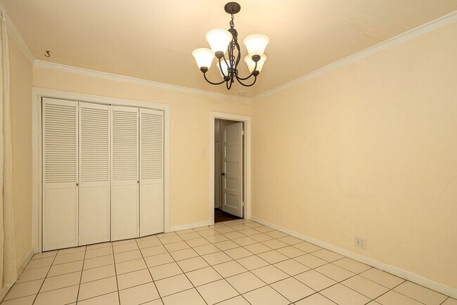 Building Photo - Warm & Welcoming Home Near Melrose with Room to Live, Work & Create