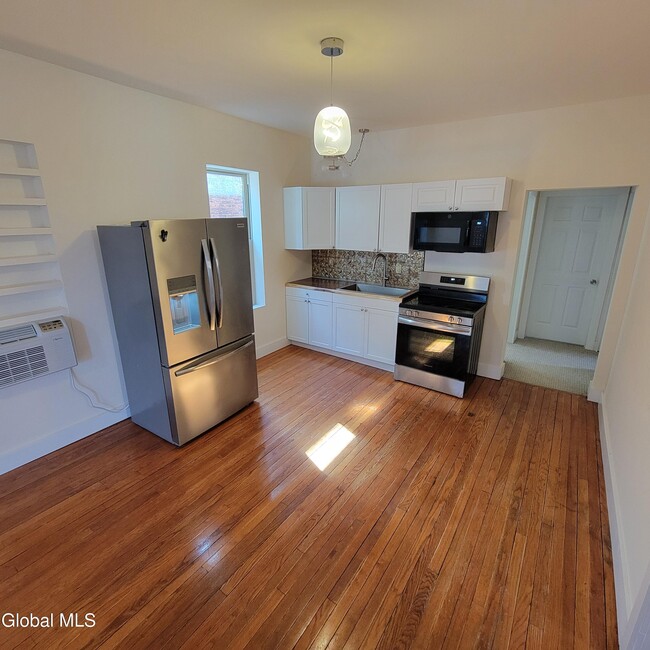 Building Photo - 762 Eastern Ave