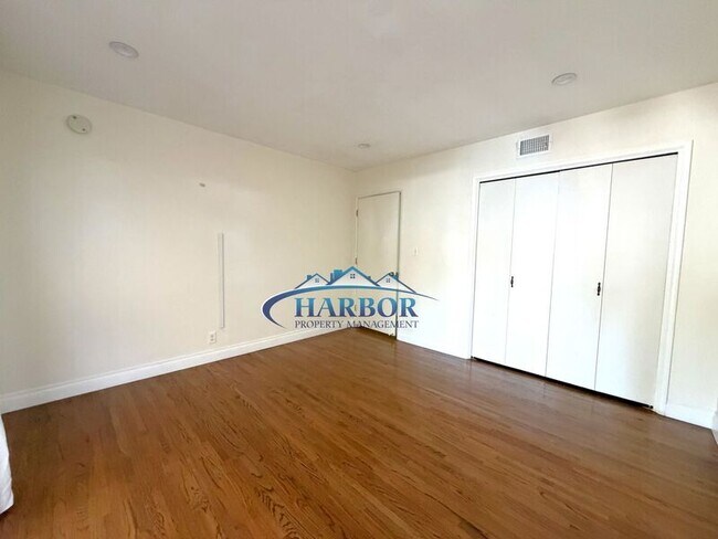 Building Photo - 1630 Miracosta St