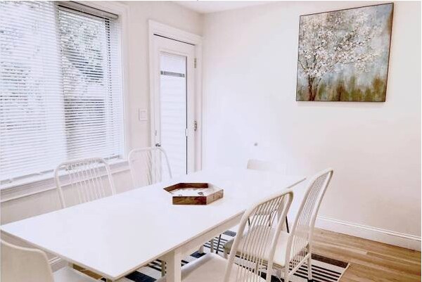 Building Photo - 9 Bradbury St