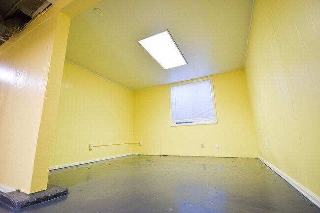 Building Photo - 5526 N Delaware Ave