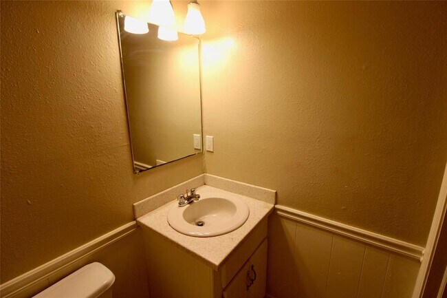 Building Photo - 2124 Allenhurst St