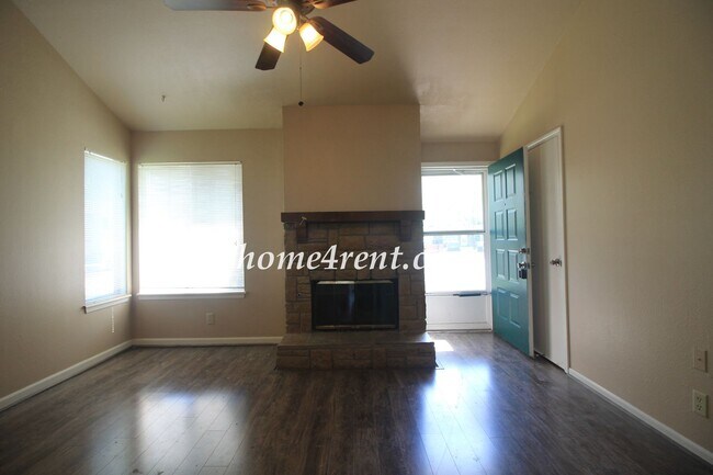 Building Photo - Cozy Olathe Ranch Style Home w/ Wood Floors!