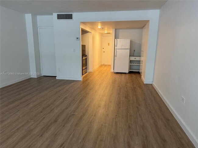 Building Photo - 999 Brickell Bay Dr