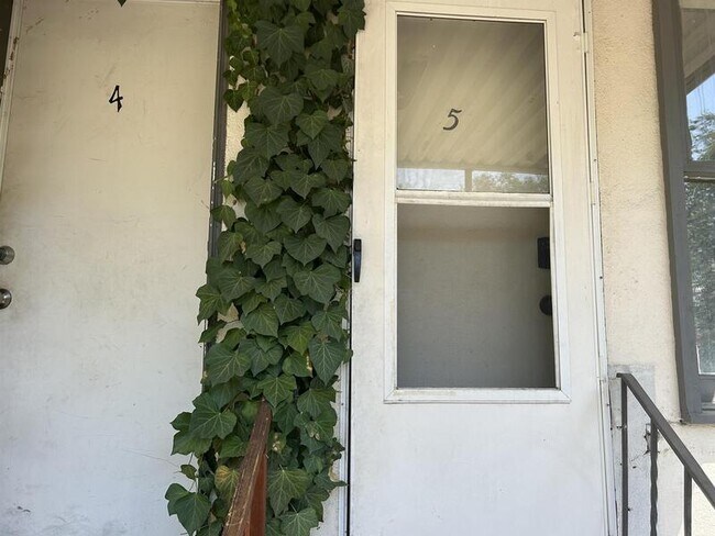 Building Photo - 560 600 E