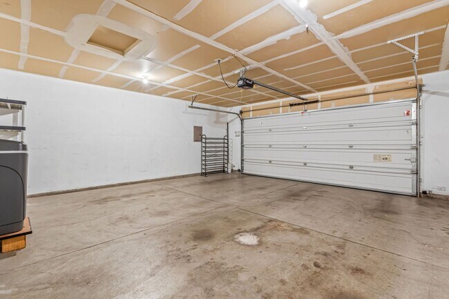 Building Photo - Prime SE Boise 3bd/2.5ba Home!