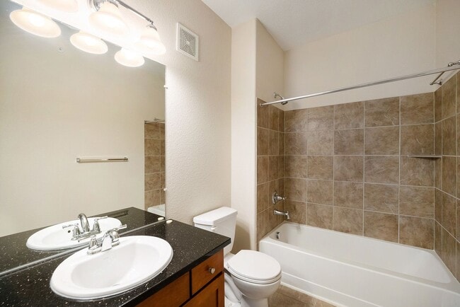 Building Photo - Top Floor Condo, Panoramic Mountain Views!