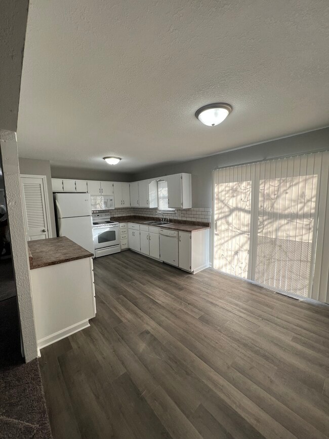 Building Photo - 1800 SE Abbey St