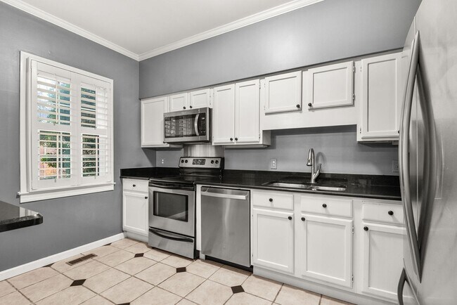 Building Photo - Townhome LOCATION!