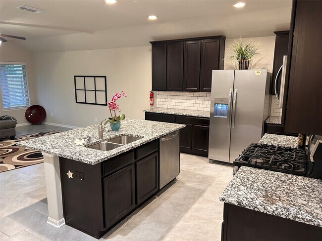 Building Photo - 1402 Central Heights Dr
