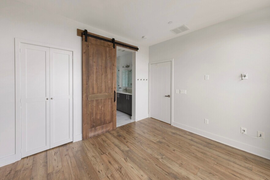 Building Photo - 2753 Waverly Dr