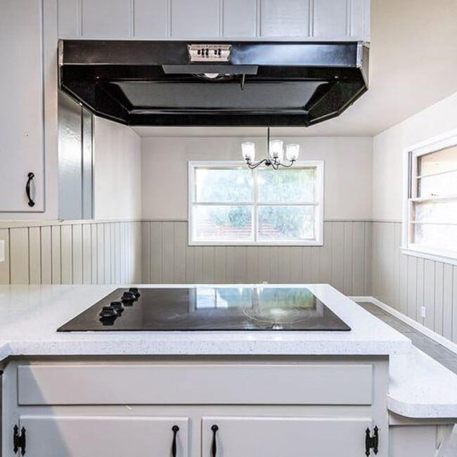 Building Photo - Room to Grow! Spacious, Remodeled 3/2/2 in Great Location!