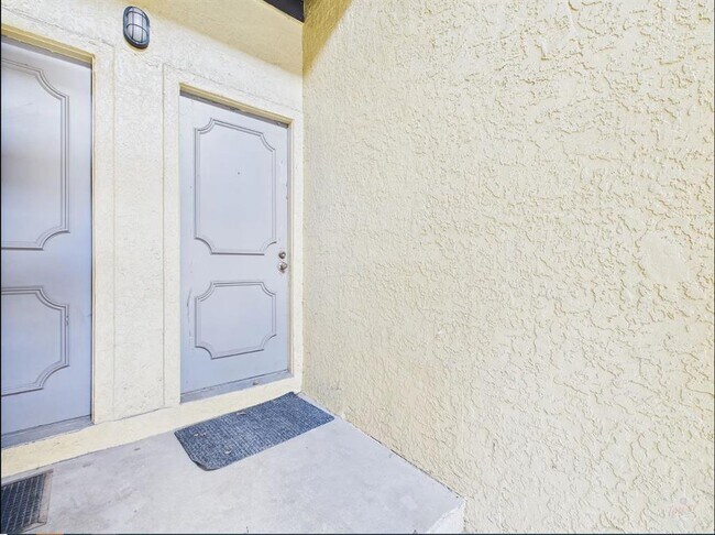 Building Photo - 806 W 24th St