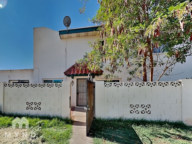 Building Photo - 2132 W Glenrosa Ave
