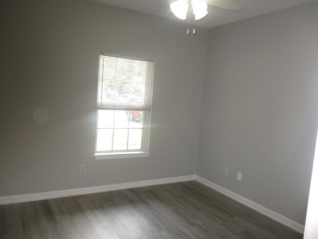 Building Photo - 3923 Gladiola Ct