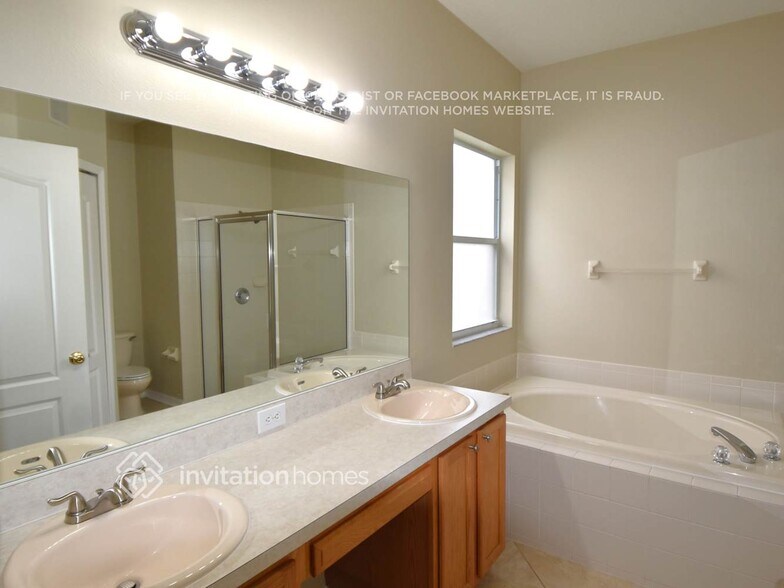 Building Photo - 11439 Village Brook Dr