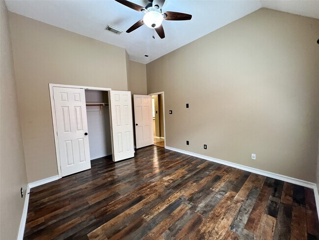 Building Photo - 2215 Dorman Ct