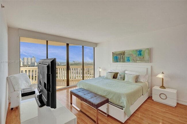 Building Photo - 2000 Island Blvd