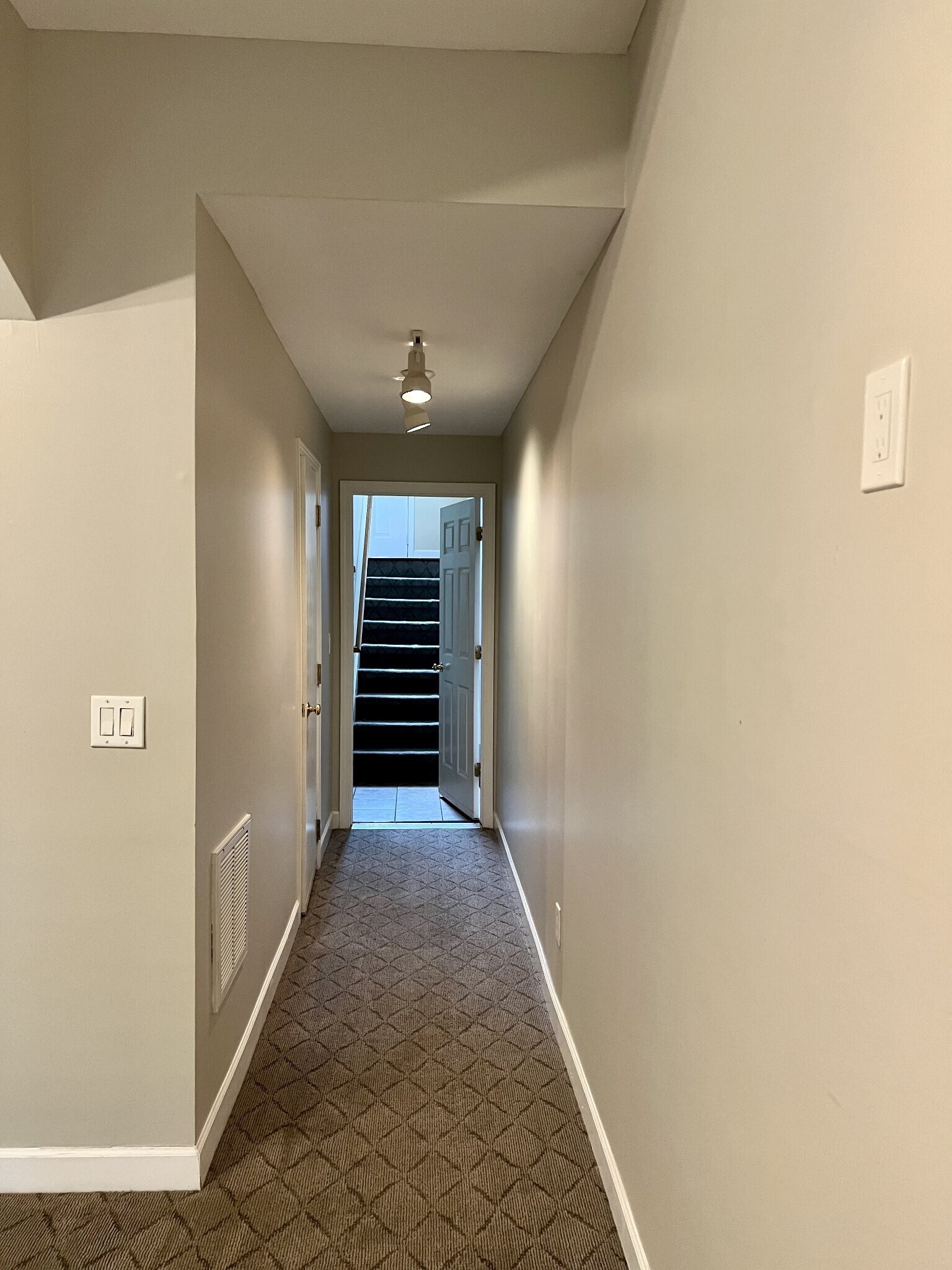 Building Photo - 116 Carriage Ct