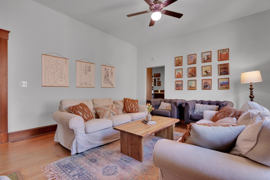 Building Photo - 1027 Eleanor St