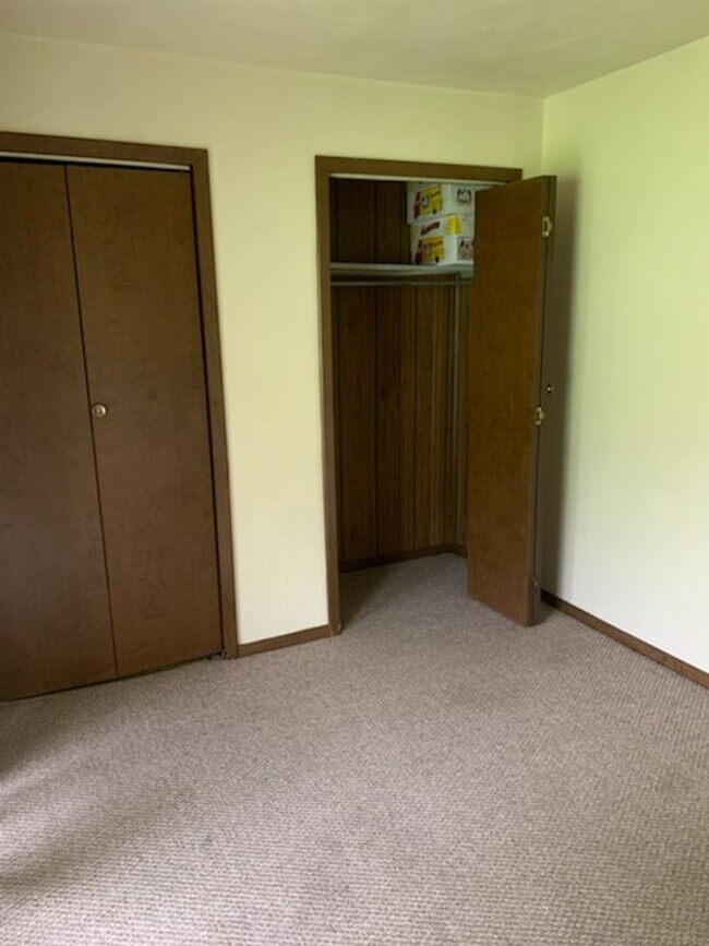 Building Photo - 2 Bedroom, 1 Bath Second Floor Apartment i...