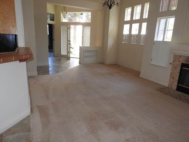 Building Photo - Beautiful Granite Bay Home in Gated Community