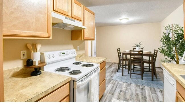 Building Photo - 3 Bed, 2 Bath Townhome