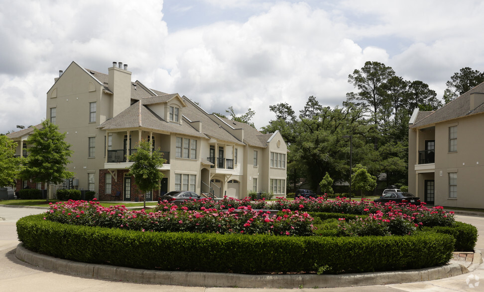 Primary Photo - Chenier Apartments