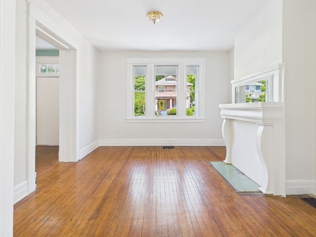 Building Photo - 203 W 33rd St