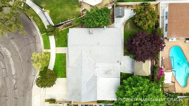 Building Photo - 2260 E Standish Ave