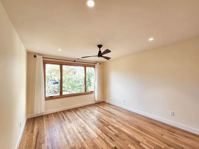 Building Photo - Two bedroom house in Redwood City