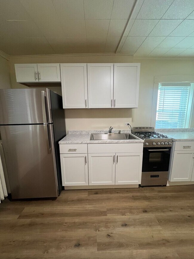 Building Photo - 114 S Queen St