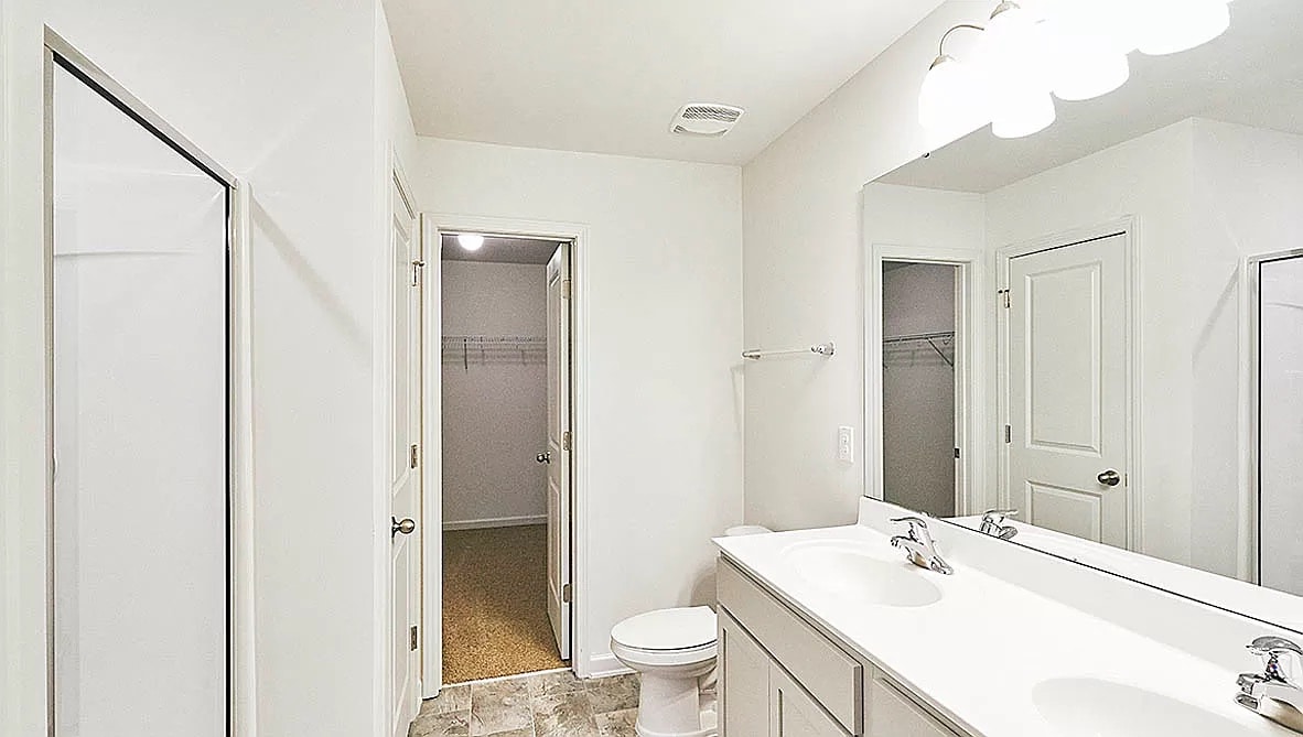 Building Photo - Room in House on N Great White Way