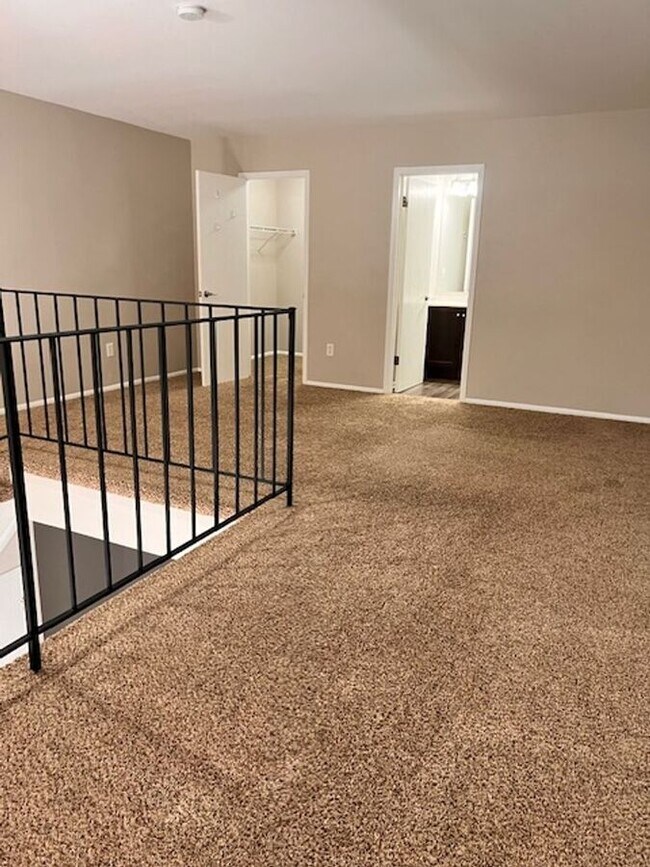 Building Photo - 1043 Scarborough Ct