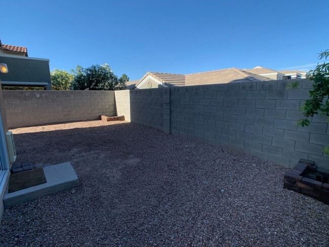 Building Photo - Upgraded 3 bedroom home with loft and den....