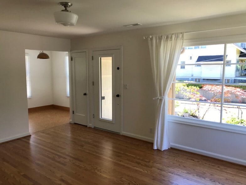 Building Photo - 4070 NE 8th Ave