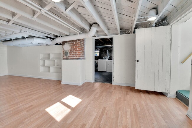 Building Photo - $2,600.00, 1 bed + non-conforming room, 1 ...