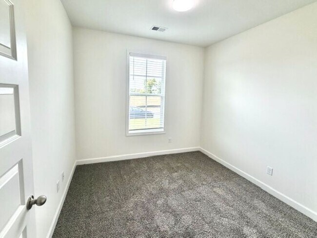 Building Photo - Now Leasing a 4-bedroom 3 bath home in Oakland, TN