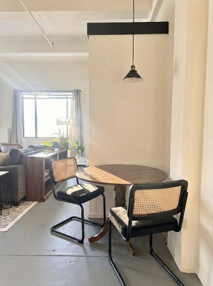 Building Photo - 823 N 2nd St