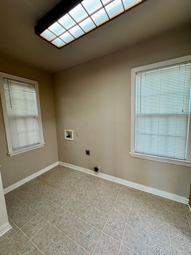 Building Photo - Charming 2 bedroom