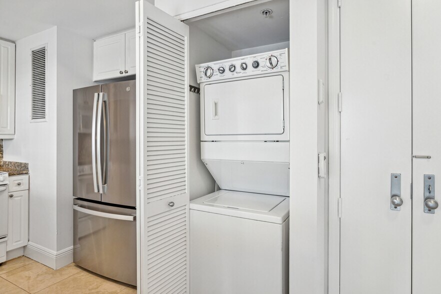 Building Photo - 808 Brickell Key Dr
