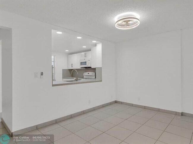 Building Photo - 121 SE 3rd Ave