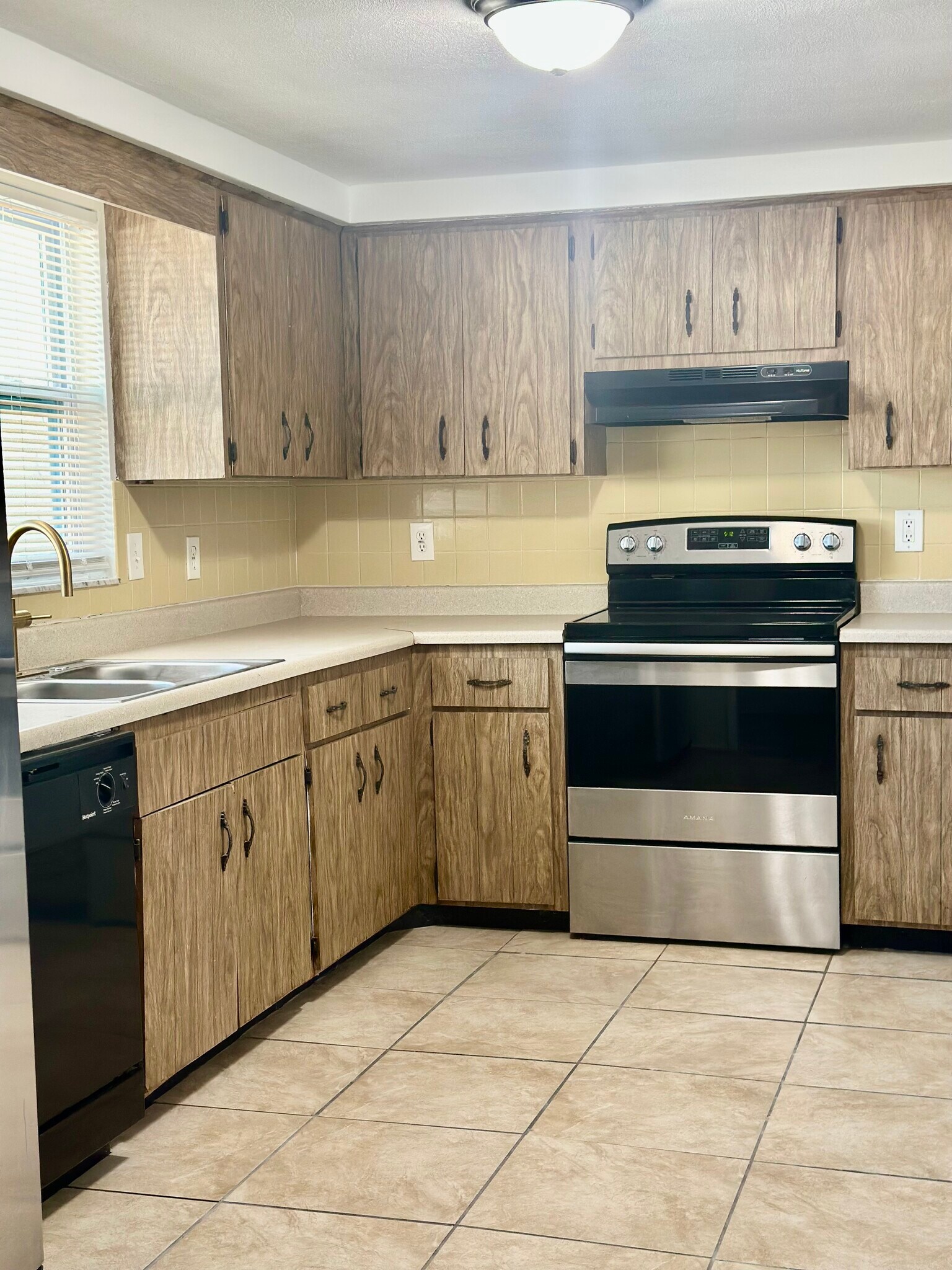 Building Photo - 11010 Tamarix Ave