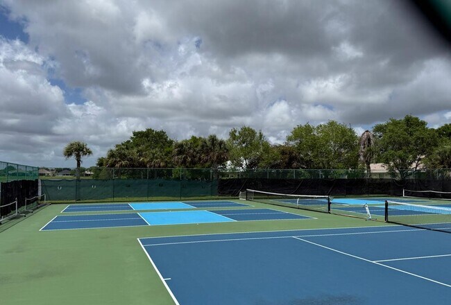 Building Photo - 515 South Valencia Cir SW